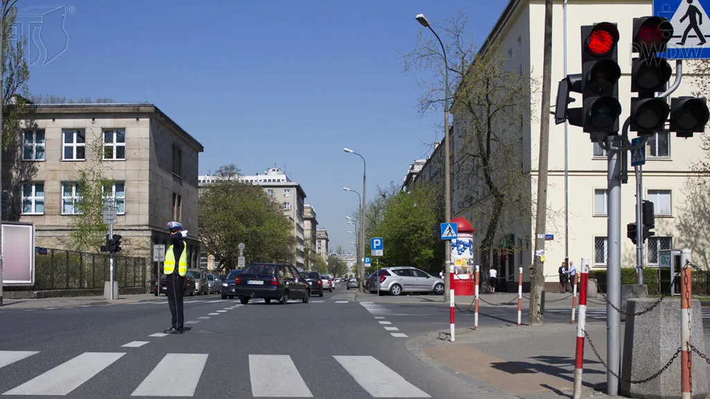 Zdjęcie do pytania: Czy w przedstawionej sytuacji wolno Ci skręcić w prawo?...