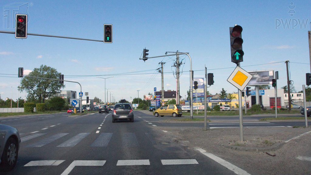 Zdjęcie do pytania: Czy w tej sytuacji wolno Ci skręcić w prawo, jeśli nie spowo...