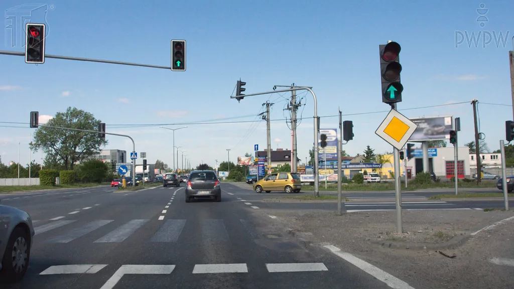 Zdjęcie do pytania: Czy w tej sytuacji wolno Ci skręcić w prawo, jeśli nie spowo...
