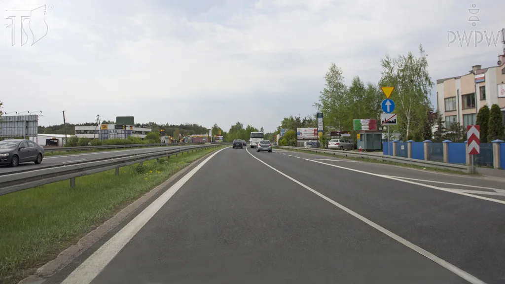 Zdjęcie do pytania: Czy w tak oznakowanym miejscu wolno Ci zmienić pas ruchu?...