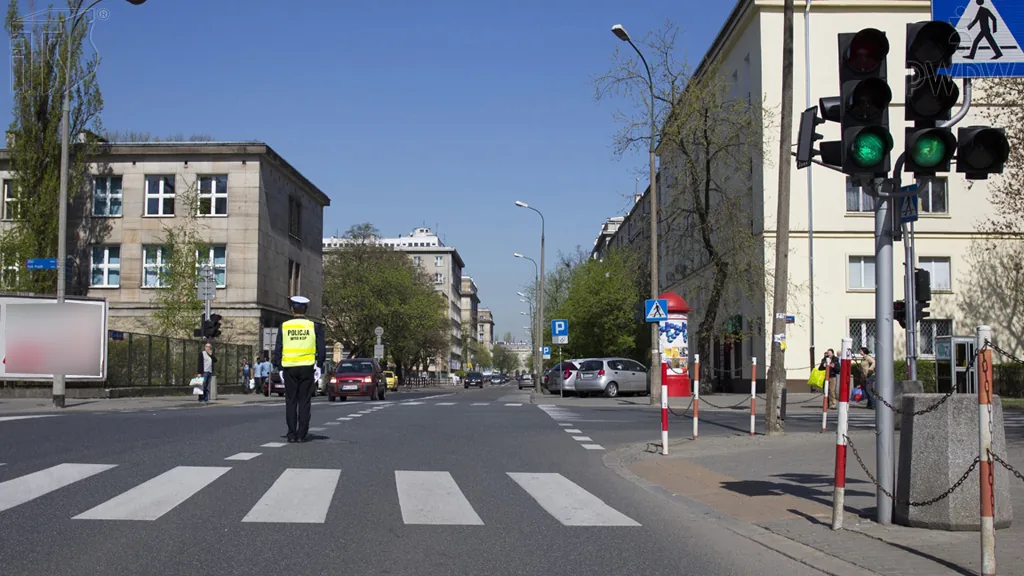 Zdjęcie do pytania: Czy w przedstawionej sytuacji wolno Ci skręcić w prawo?...