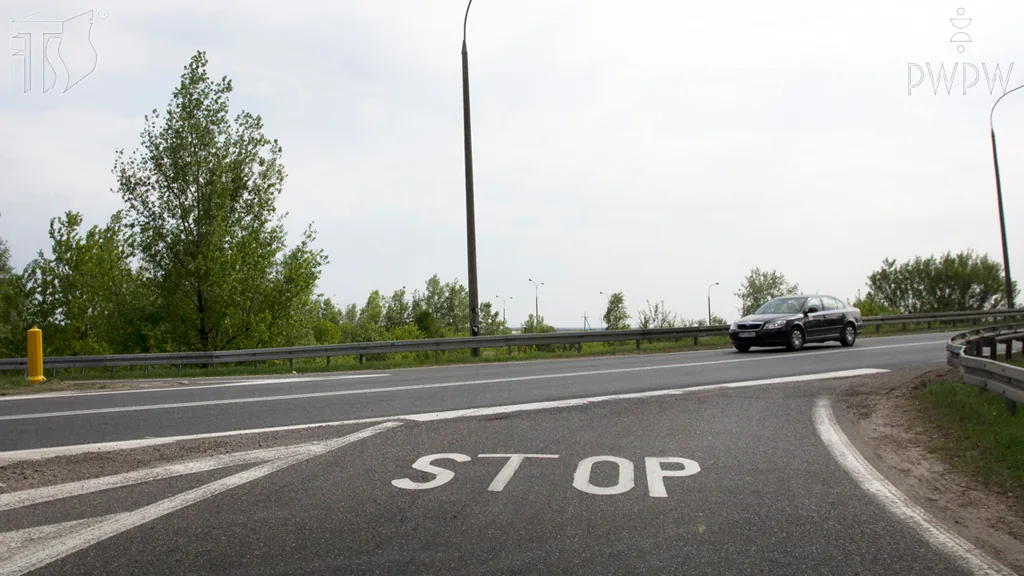 Zdjęcie do pytania: Czy widoczny na jezdni napis "STOP" potwierdza oznakowanie w...