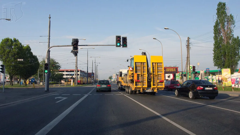 Zdjęcie do pytania: Czy w tej sytuacji masz prawo wyprzedzać samochód ciężarowy?...