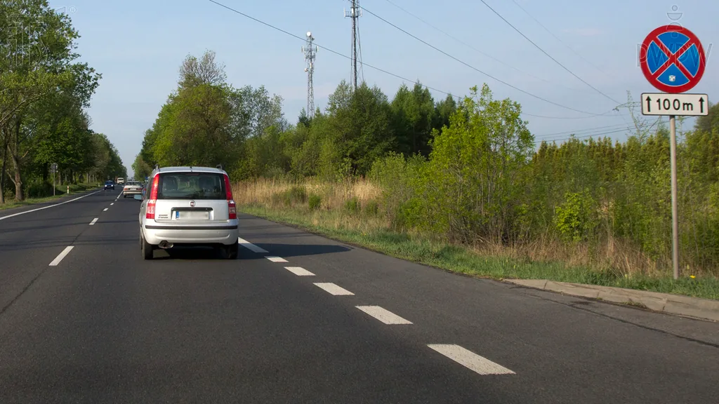Zdjęcie do pytania: Czy umieszczona pod tym znakiem zakazu tabliczka określa dłu...
