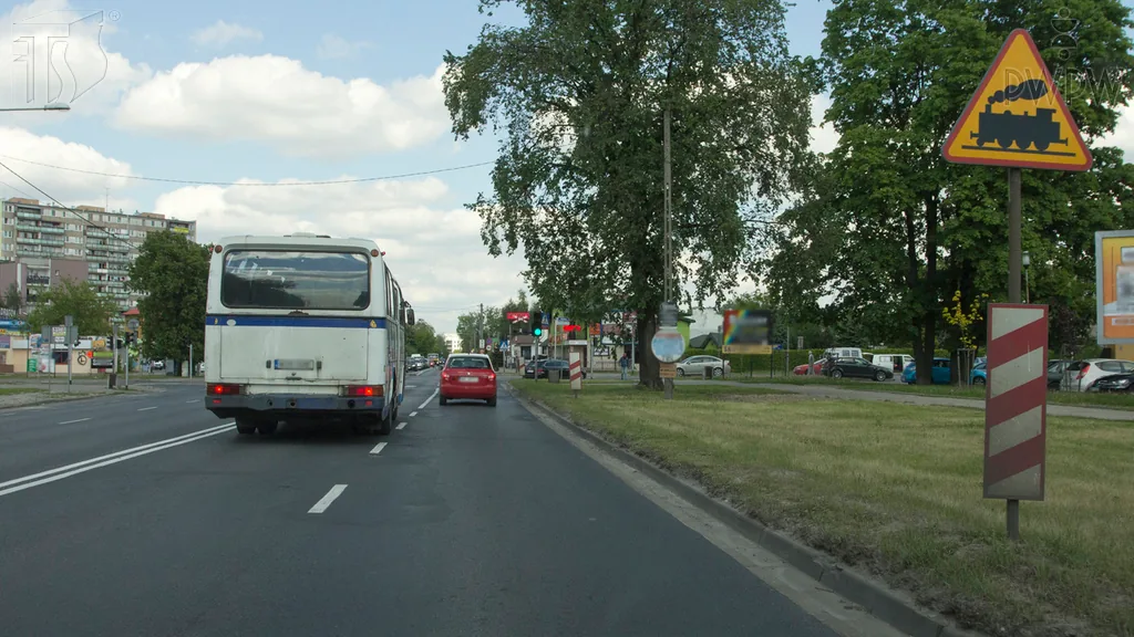 Zdjęcie do pytania: Czy w przedstawionej sytuacji jesteś ostrzegany o przejeździ...