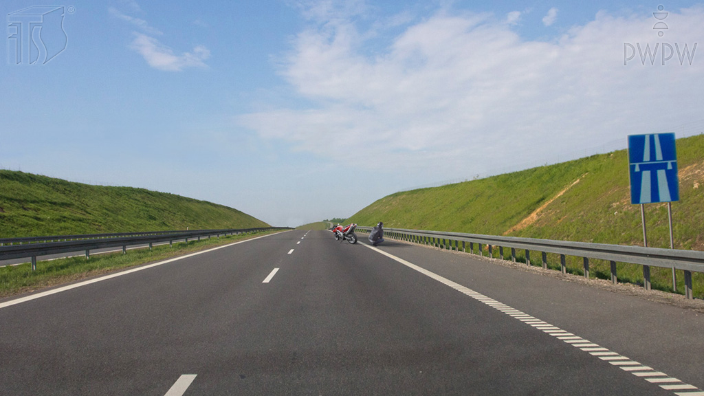Zdjęcie do pytania: Czy w tej sytuacji masz obowiązek przesunąć uszkodzony motoc...