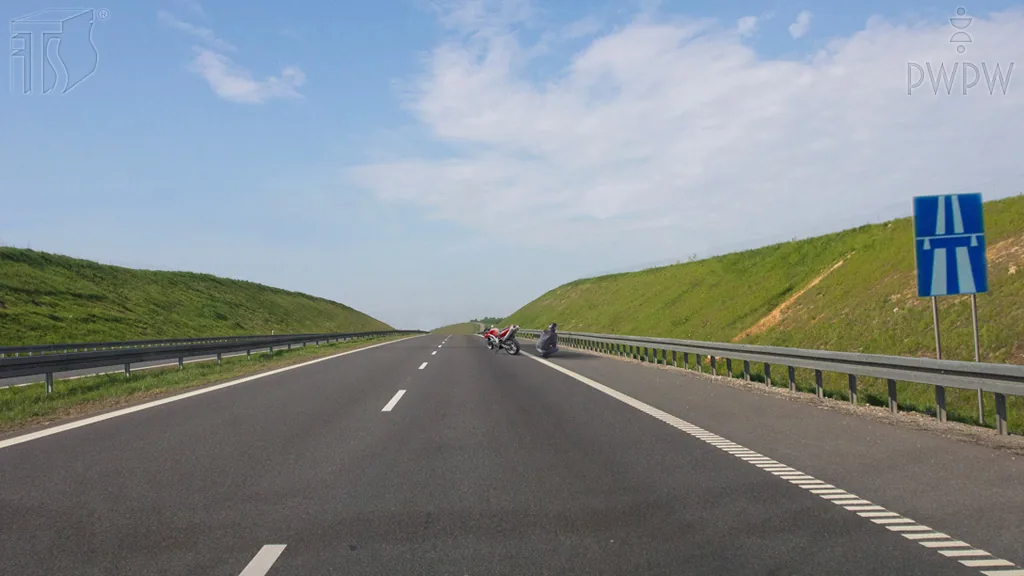 Zdjęcie do pytania: Czy w tej sytuacji masz obowiązek przesunąć uszkodzony motoc...