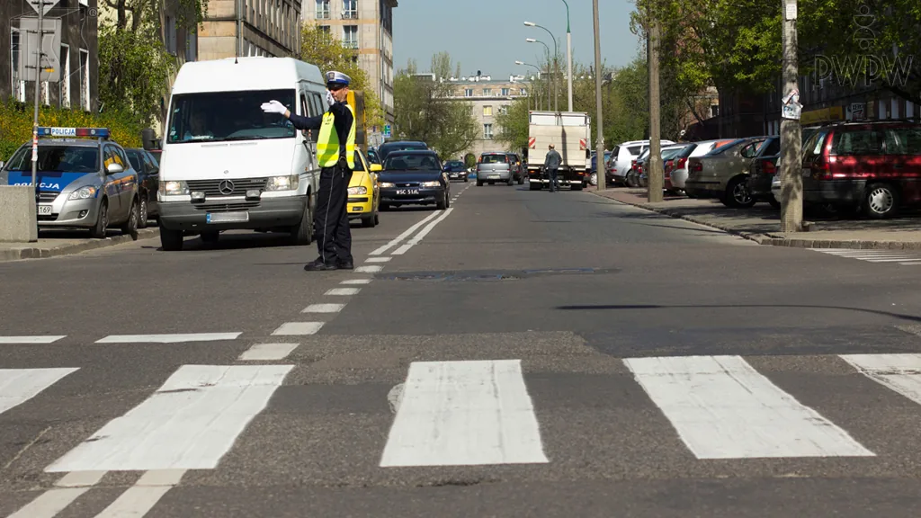 Zdjęcie do pytania: Czy w przedstawionej sytuacji masz prawo skręcić w lewo?...