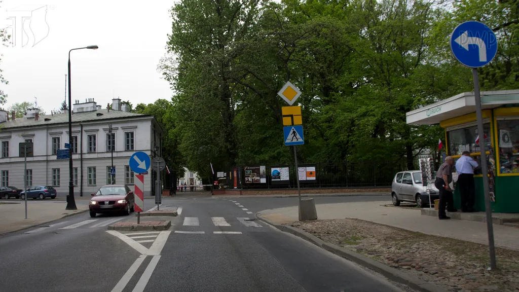 Zdjęcie do pytania: Czy na widocznym skrzyżowaniu wolno Ci skręcić wyłącznie w l...