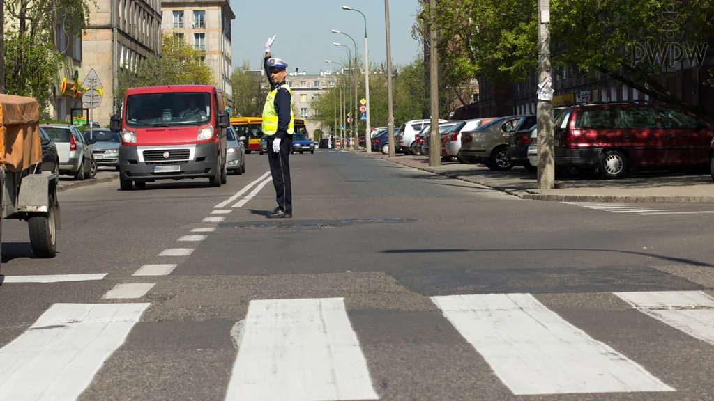 Zdjęcie do pytania: Czy za chwilę będzie dawany sygnał zakazujący wjazdu?...