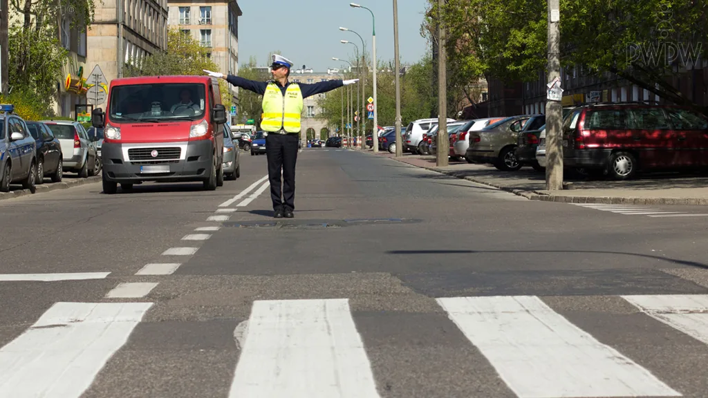 Zdjęcie do pytania: Czy w tej sytuacji skręcanie w prawo jest zabronione nawet w...