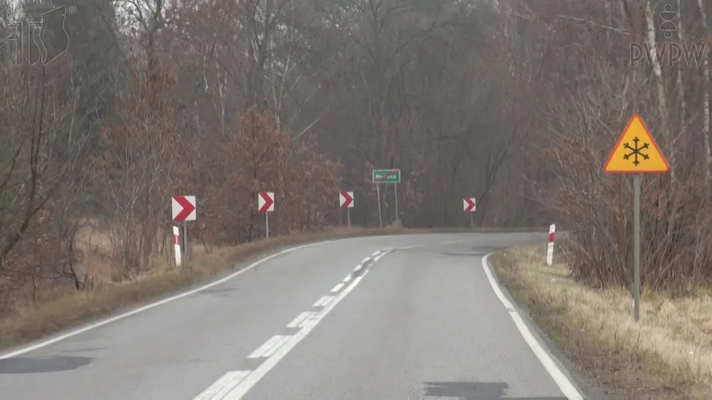 Zdjęcie do pytania: Czy ten znak ostrzega o możliwości wystąpienia gołoledzi na ...