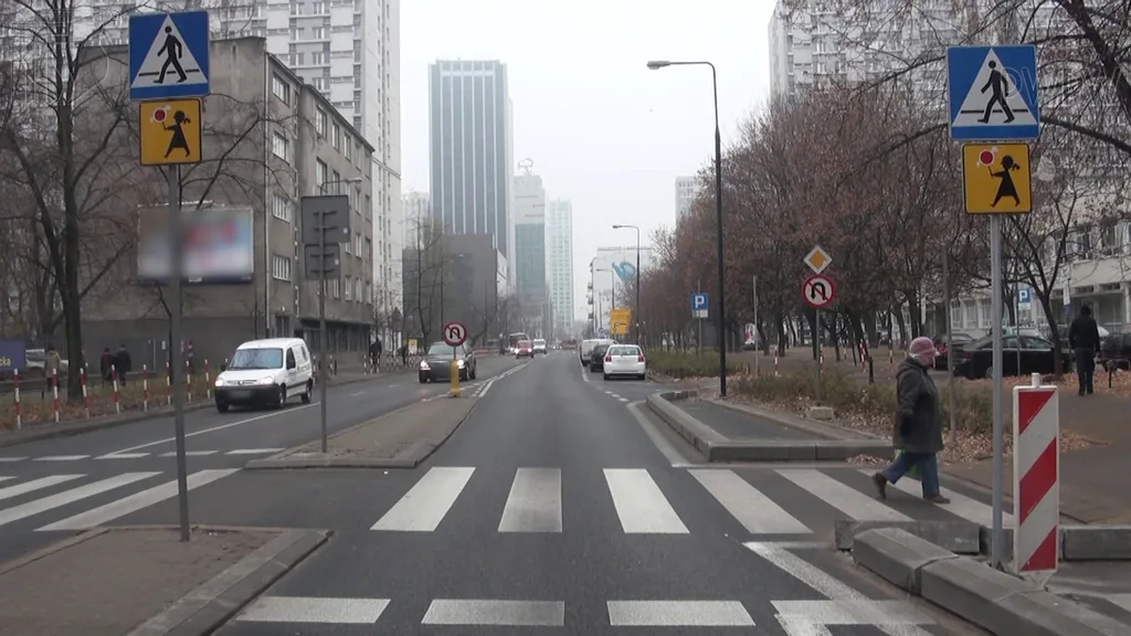Zdjęcie do pytania: Czy przerywana linia przed przejściem dla pieszych oznacza m...