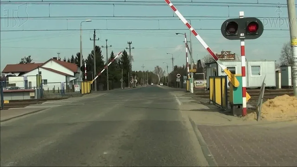 Zdjęcie do pytania: Czy w tej sytuacji wolno Ci wjechać na przejazd kolejowy?...
