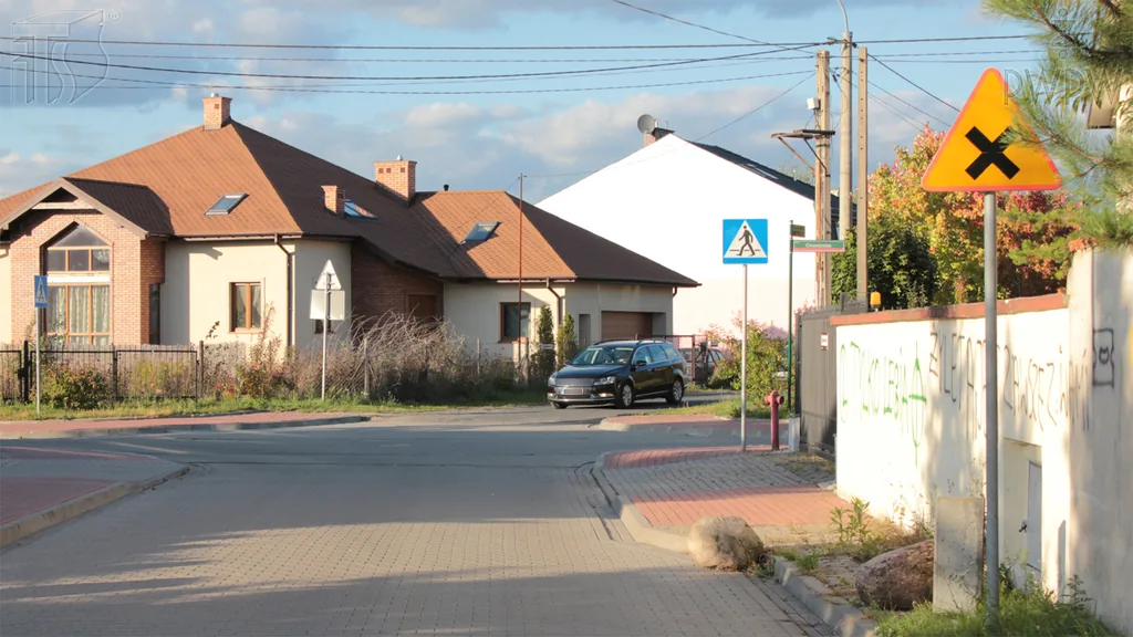 Zdjęcie do pytania: Czy na tak oznakowanym skrzyżowaniu masz pierwszeństwo przed...