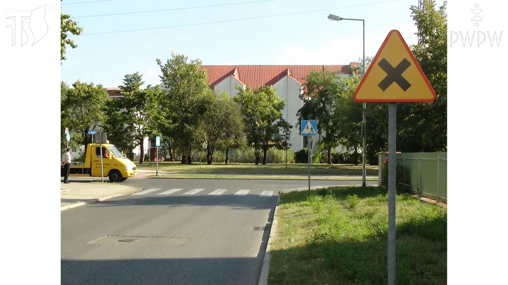 Zdjęcie do pytania: Czy skręcając w lewo na tym skrzyżowaniu masz pierwszeństwo ...