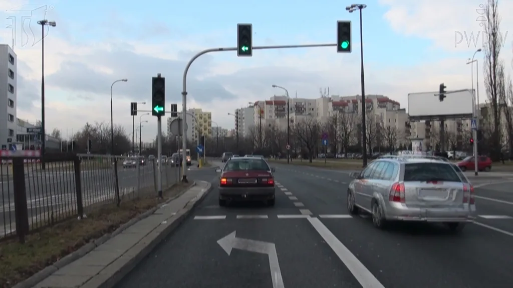 Zdjęcie do pytania: Czy w tej sytuacji wolno Ci zawrócić z zajmowanego pasa ruch...