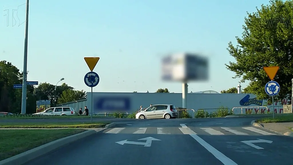 Zdjęcie do pytania: Czy z pasa ruchu, na którym się znajdujesz, dozwolone jest s...