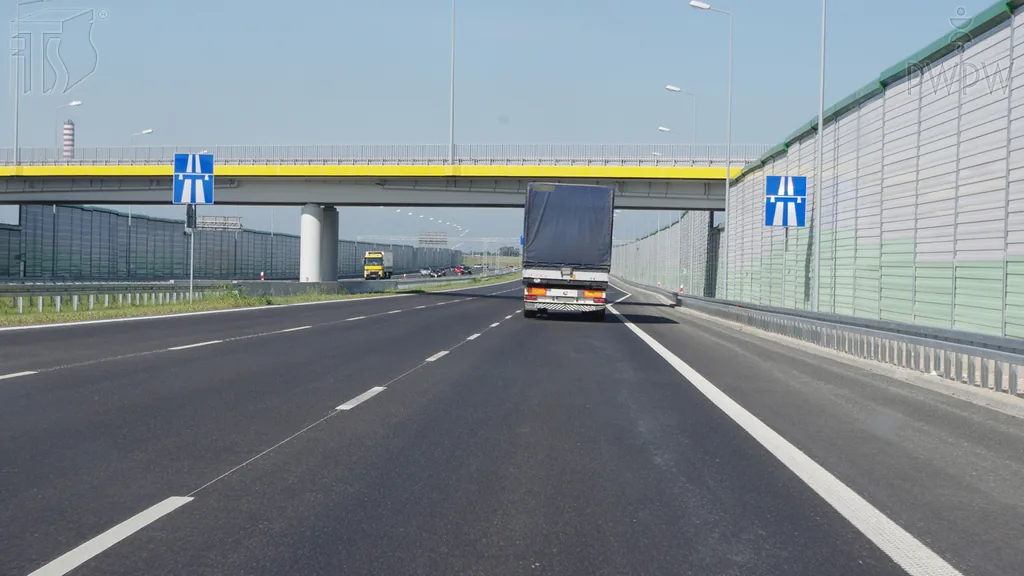 Zdjęcie do pytania: Czy masz prawo cofać pojazdem na autostradzie po włączeniu ś...