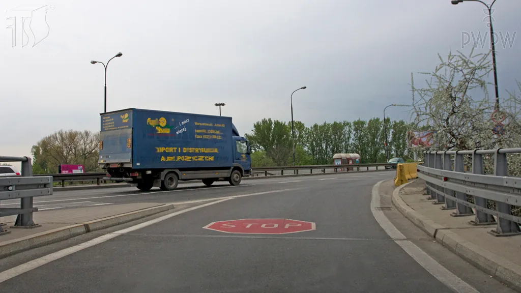 Zdjęcie do pytania: Czy widoczny na jezdni znak "stop" uprzedza o zbliżaniu się ...