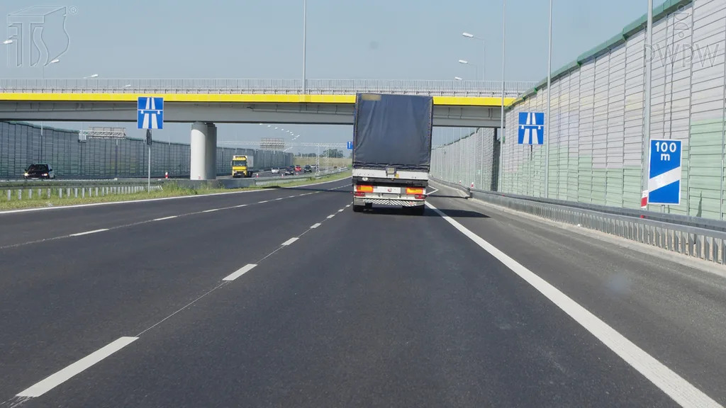 Zdjęcie do pytania: Z jaką prędkością masz obowiązek jechać na autostradzie?...