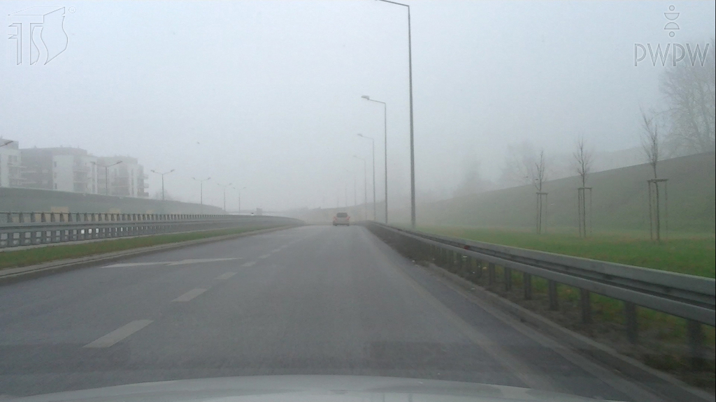 Zdjęcie do pytania: Jak utrzymasz właściwy tor jazdy, gdy poruszasz się drogą ek...