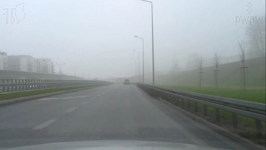 Zdjęcie do pytania: Jak utrzymasz właściwy tor jazdy, gdy poruszasz się drogą ek...