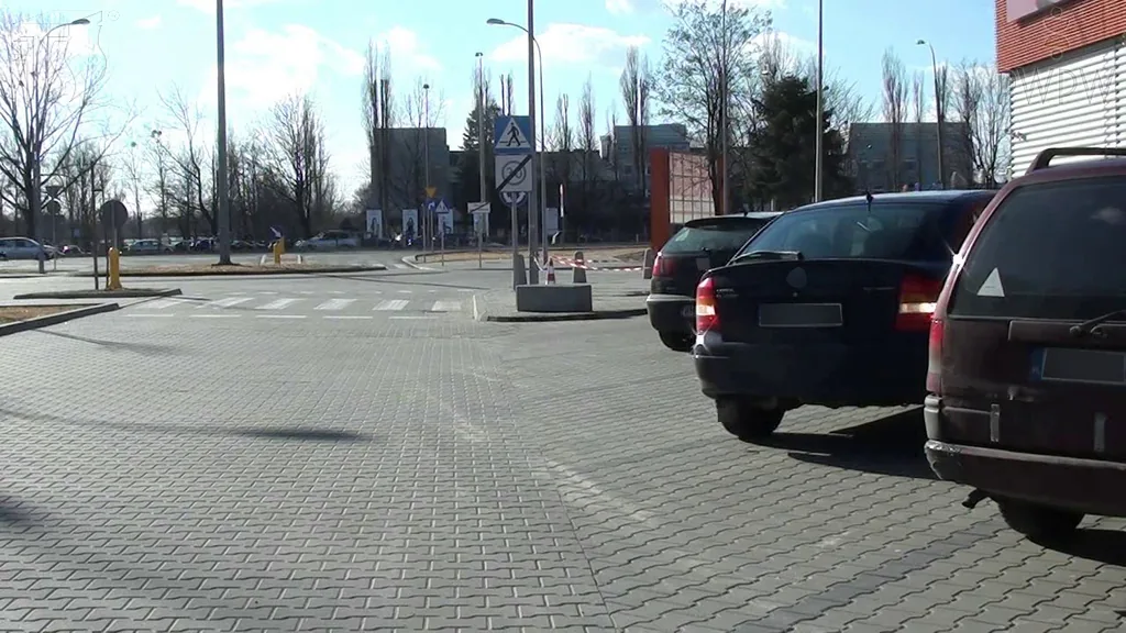 Zdjęcie do pytania: Na co należy zwracać uwagę podczas cofania pojazdem?...