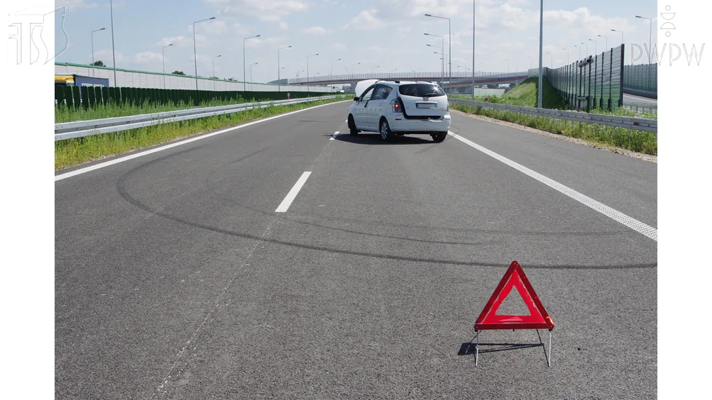 Zdjęcie do pytania: W jakiej odległości za stojącym na autostradzie, uszkodzonym...