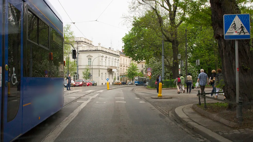 Zdjęcie do pytania: Czy w tej sytuacji musisz przewidywać, że zza tramwaju wyjed...