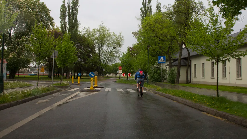 Zdjęcie do pytania: Czy w tej sytuacji możesz podjąć próbę wyprzedzania rowerzys...
