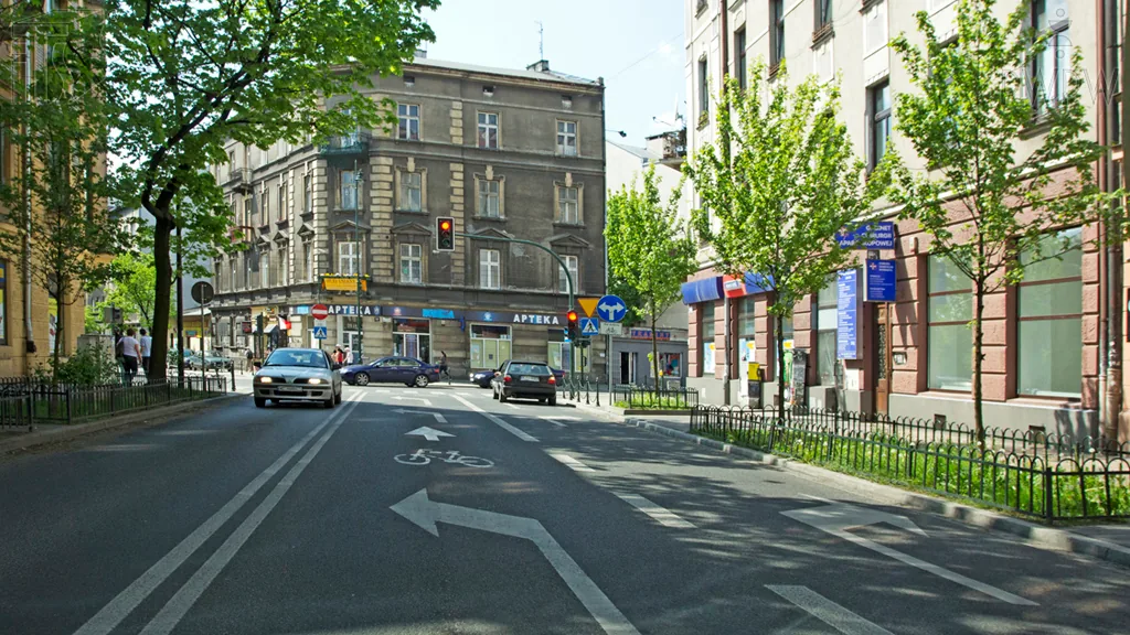 Zdjęcie do pytania: Kierujesz pojazdem silnikowym. Czy z zajmowanego pasa ruchu ...