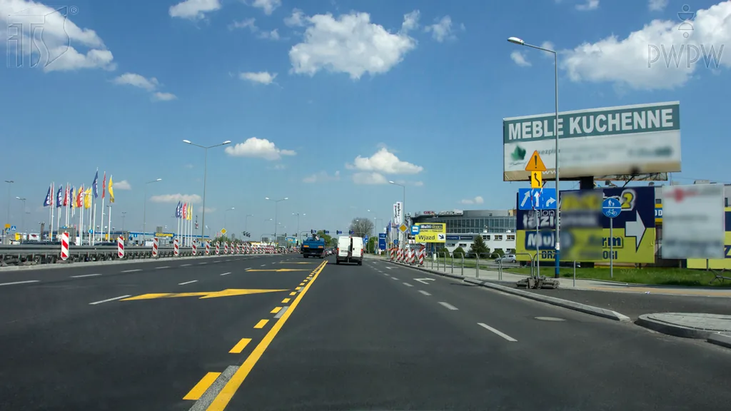Zdjęcie do pytania: Czy w tej sytuacji wolno Ci wjechać na pas ruchu po lewej st...