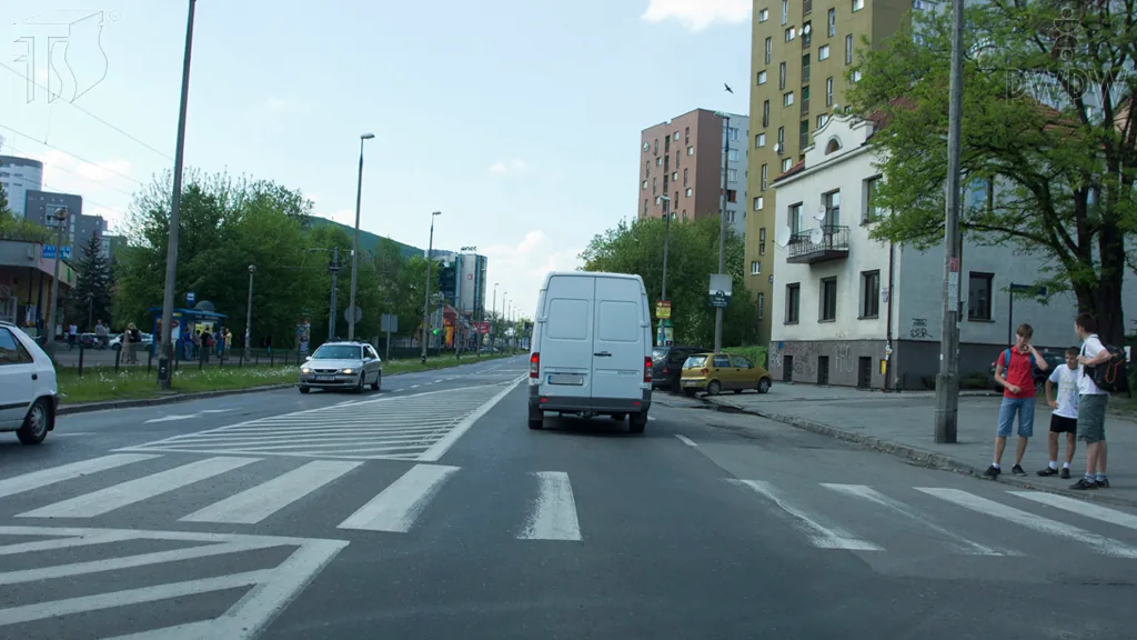Zdjęcie do pytania: Czy w tej sytuacji powinieneś zmniejszyć prędkość?...