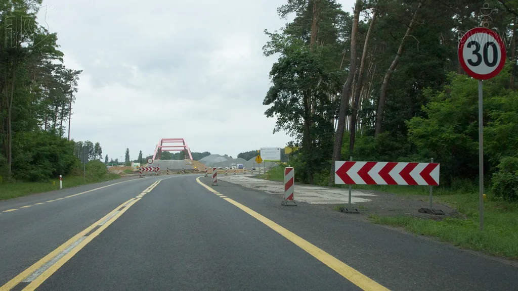 Zdjęcie do pytania: Czy w przedstawionej sytuacji zakaz wyrażony znakiem obowiąz...