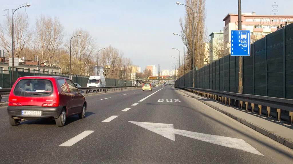 Zdjęcie do pytania: Czy za tym znakiem informacyjnym, prawym pasem ruchu mogą po...