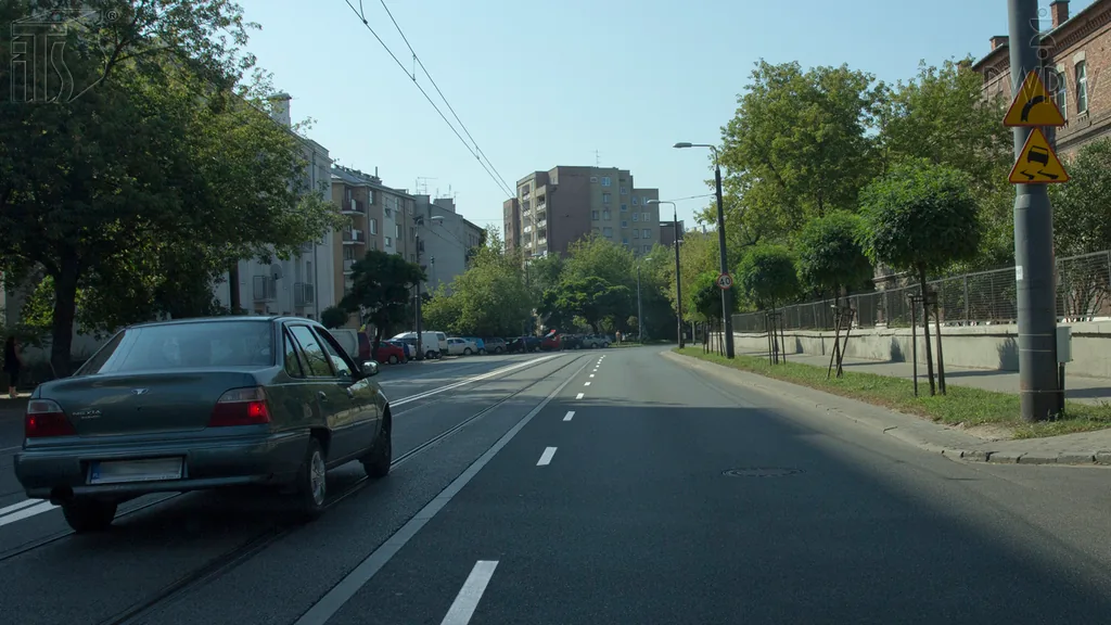 Zdjęcie do pytania: Zostałeś właśnie wyprzedzony przez pojazd widoczny przed Tob...