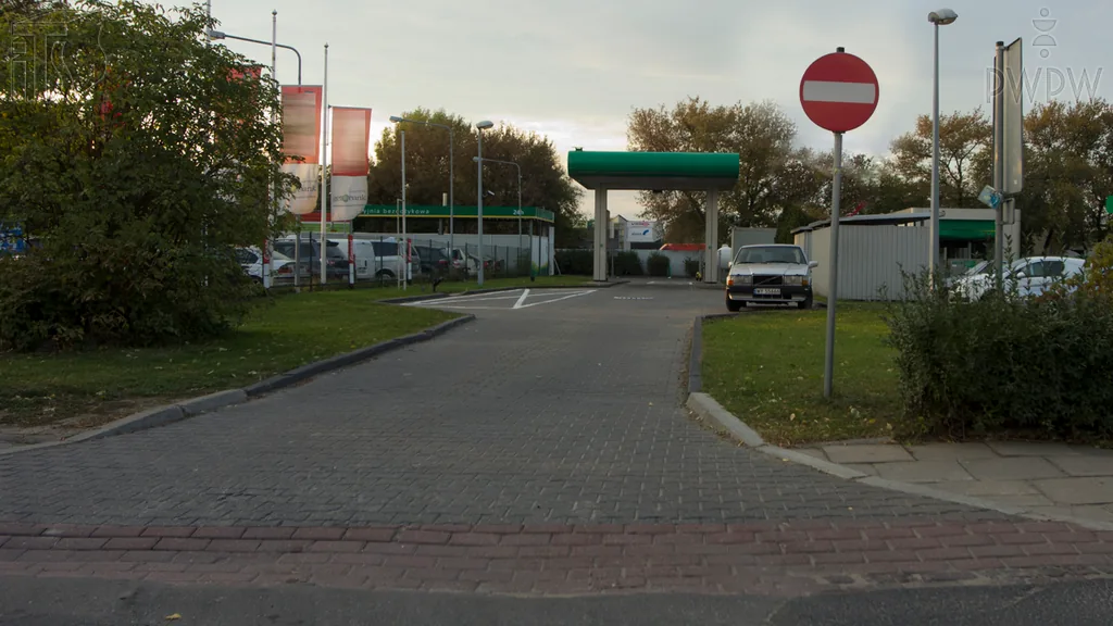 Zdjęcie do pytania: Czy możesz skorzystać z tej drogi, chcąc wjechać do myjni?...