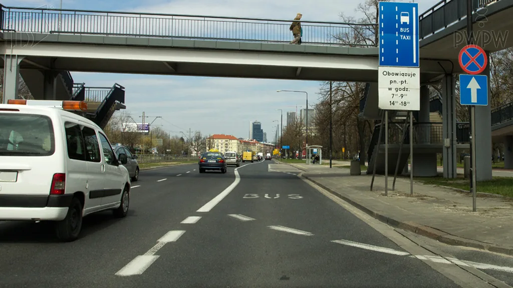Zdjęcie do pytania: Czy w tej sytuacji wolno Ci w niedzielę korzystać z pasa ruc...