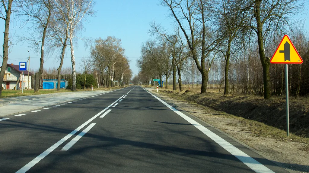 Zdjęcie do pytania: Czy bezpośrednio za tym znakiem masz prawo zatrzymać pojazd ...