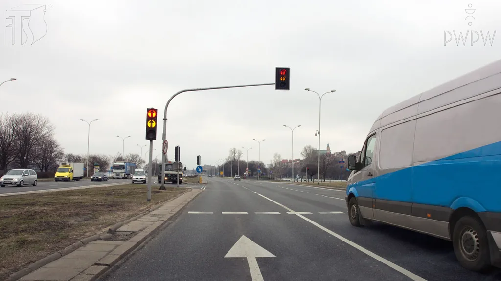 Zdjęcie do pytania: Czy w tej sytuacji nadawany sygnał świetlny zezwala Ci na wj...