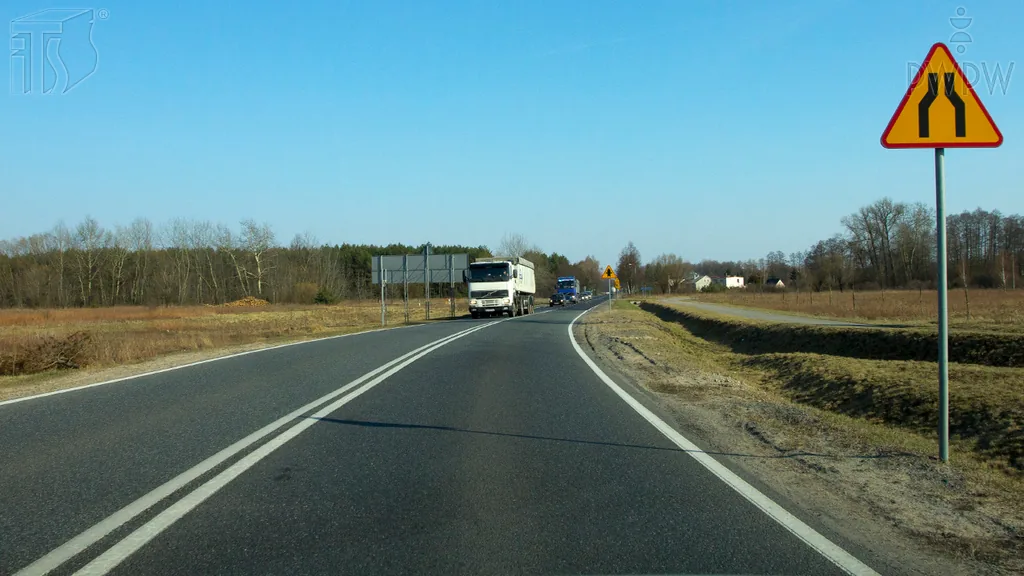 Zdjęcie do pytania: Czy w przedstawionej sytuacji jesteś ostrzegany o zwężeniu j...