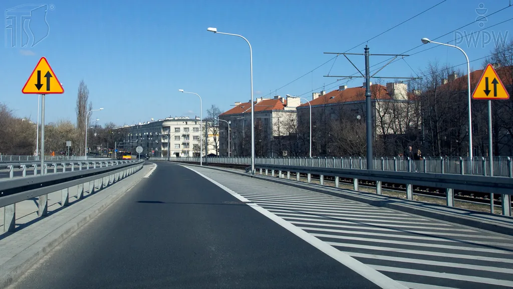 Zdjęcie do pytania: Czy w tej sytuacji widoczne znaki ostrzegają o zbliżaniu się...