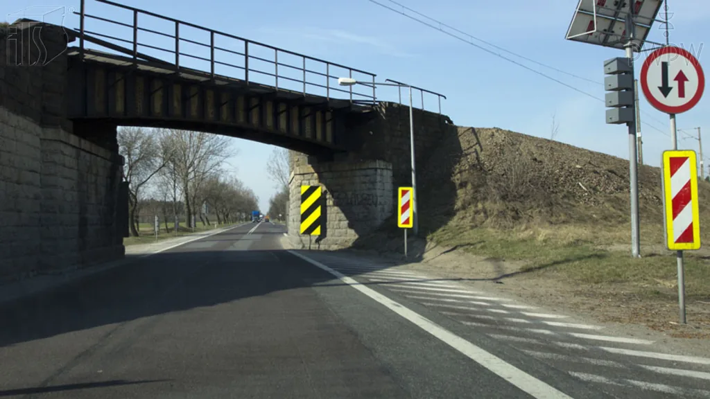 Zdjęcie do pytania: Czy w tej sytuacji wolno Ci wjechać na zwężony odcinek jezdn...