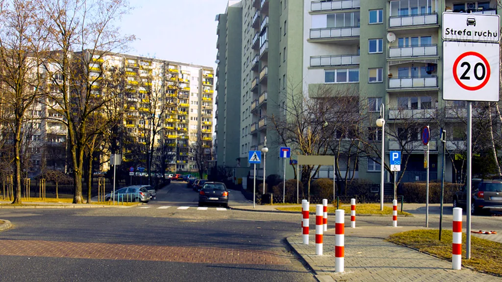 Zdjęcie do pytania: Czy na tej drodze wolno Ci zrezygnować z sygnalizowania zami...