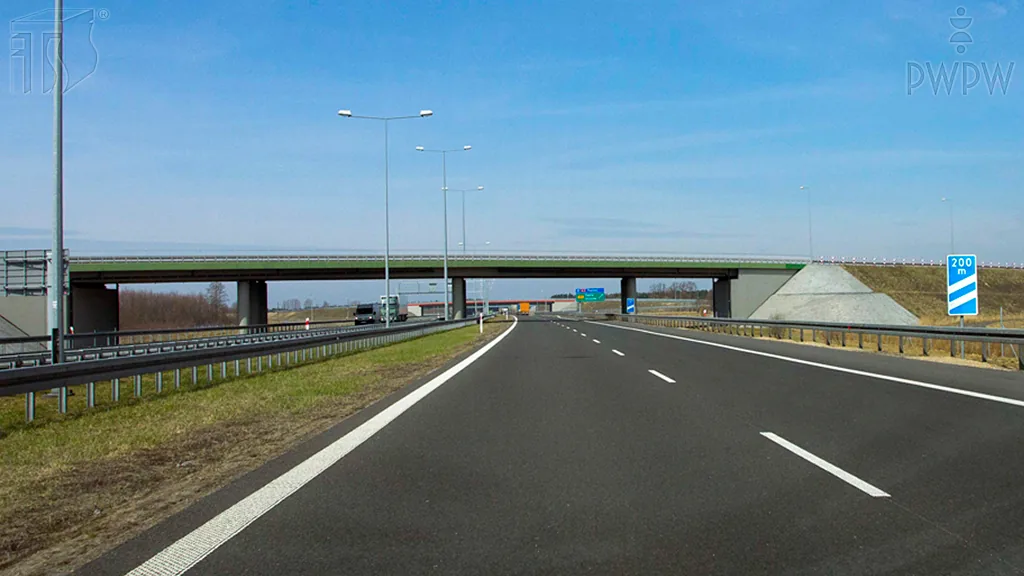 Zdjęcie do pytania: Czy w tej sytuacji, jeżeli zamierzasz zjechać z autostrady, ...