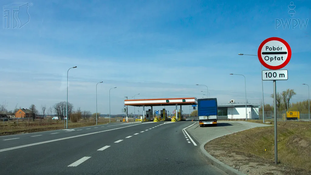 Zdjęcie do pytania: Czy w tej sytuacji zakaz wyrażony znakiem obowiązuje od miej...