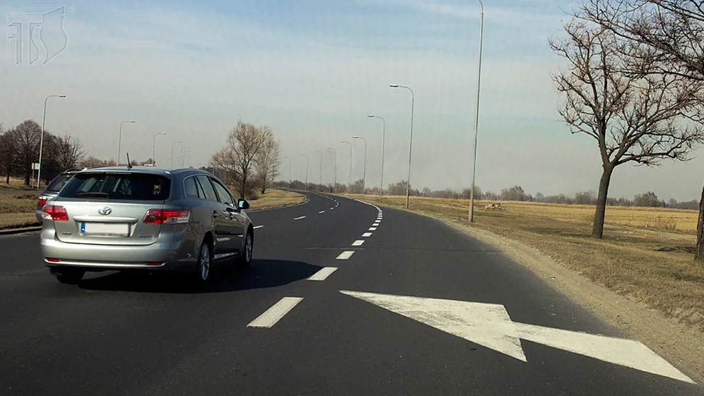 Zdjęcie do pytania: Czy w tej sytuacji masz obowiązek użycia kierunkowskazu, jeś...
