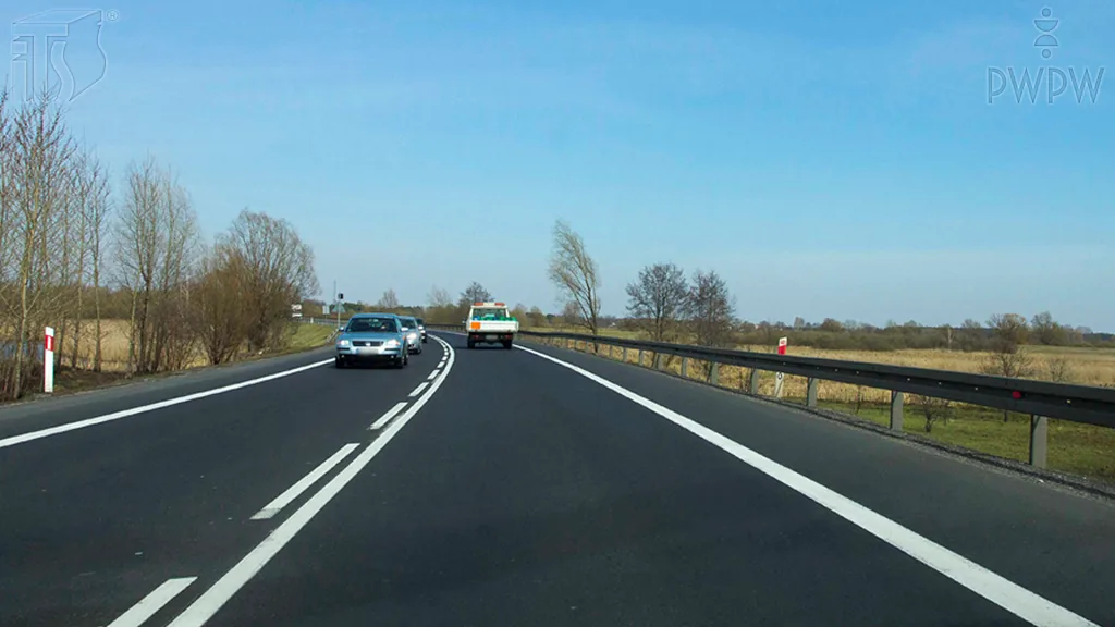 Zdjęcie do pytania: Jedziesz z prędkością 90 km/h. Jaka pozycja początkowa zapew...