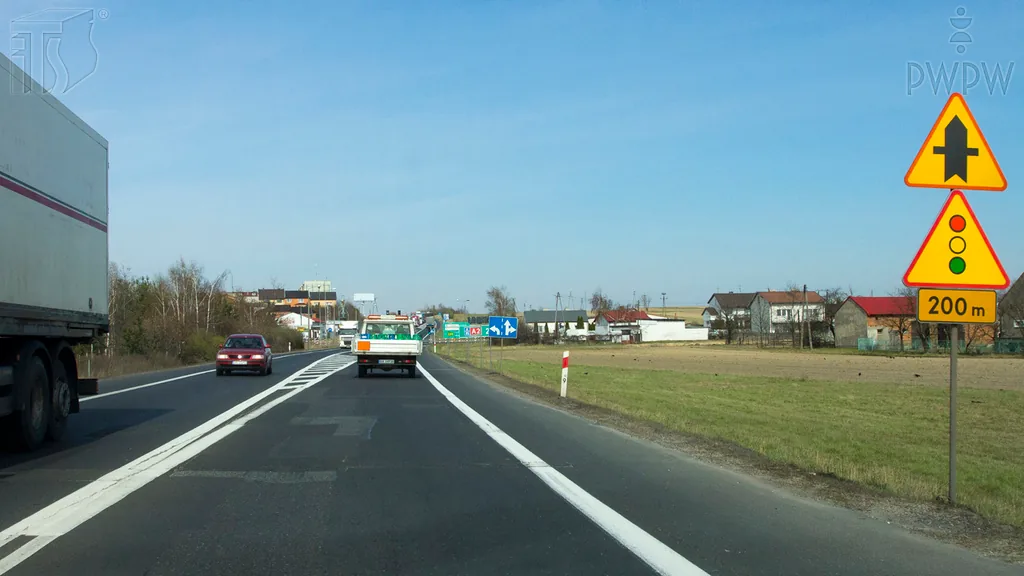 Zdjęcie do pytania: Czy w przedstawionej sytuacji jesteś ostrzegany o skrzyżowan...